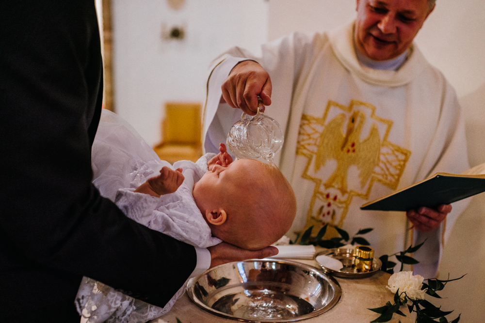 polewanie głowy wodą podczas chrztu świętego w Szczecinie