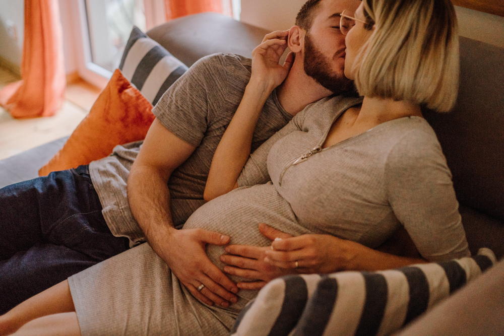 kobieta w ciąży całuje mężczyznę