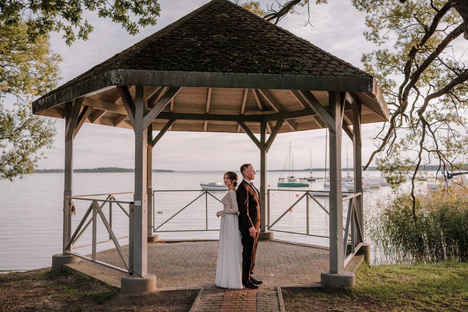 plener ślubny nad jeziorem Miedwie